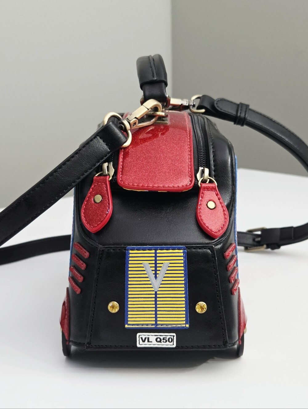 VENDULA LONDON X QUEEN TOUR BUS GRAB BAG - Picture 2 of 6